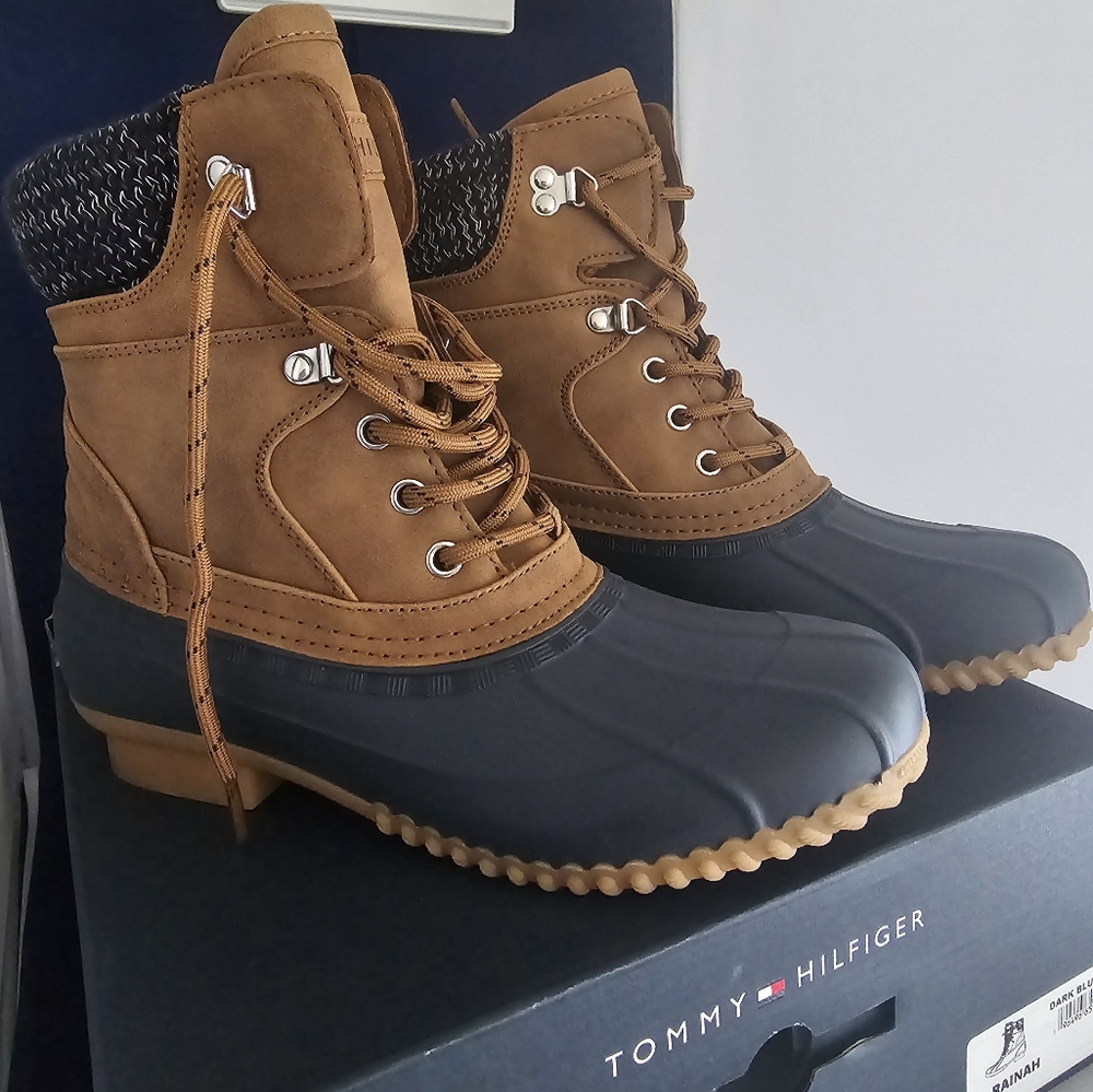 NIB Tommy Hilfiger Rainah rain boots mint condition Size 8